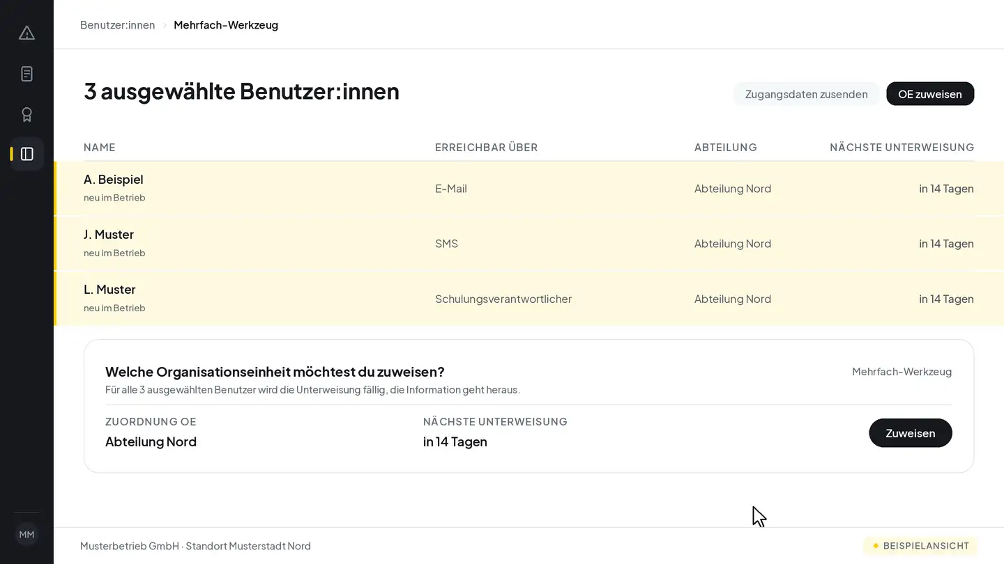 Beispielansicht: das Mehrfach-Werkzeug mit drei neuen Mitarbeitern, keiner davon einer Abteilung zugeordnet. Eine Spalte zeigt, worüber jeder erreichbar ist: per E-Mail, per SMS und beim dritten, der weder das eine noch das andere hat, über den globalen Administrator. Darunter stehen die beiden Felder „Zuordnung OE“ und „Nächste Unterweisung“ mit dem Hinweis, dass für alle drei die Unterweisung fällig wird. Nach dem Zuweisen tragen alle drei Zeilen ihre Abteilung und ihren Termin und heben sich hervor; beim dritten steht nun der Schulungsverantwortliche als Weg.