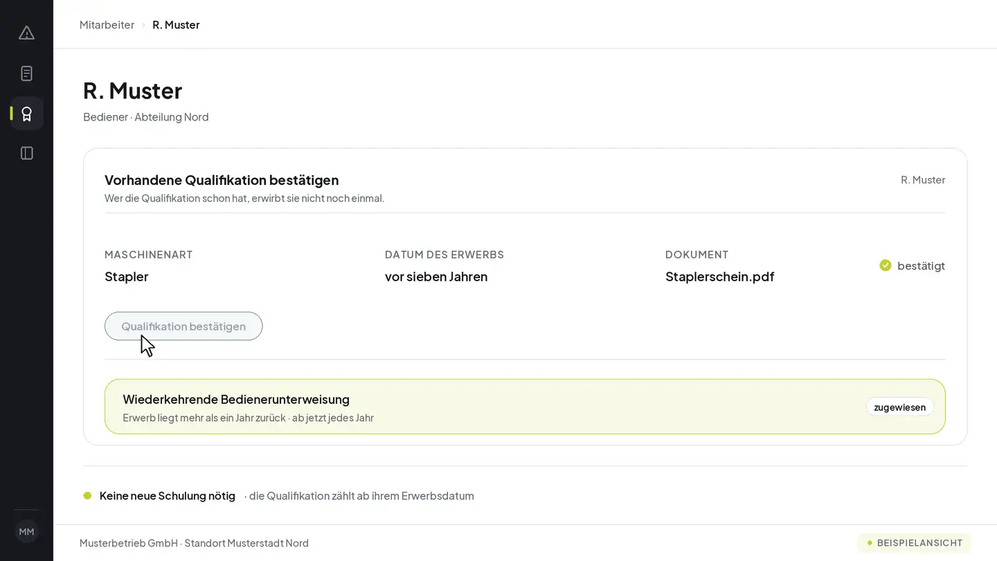 Beispielansicht: der Dialog, mit dem eine vorhandene Qualifikation hinterlegt wird, mit der Maschinenart Stapler, dem Datum des Erwerbs „vor sieben Jahren“ und einem angehängten Dokument. Nach dem Bestätigen erscheint darunter eine hervorgehobene Zeile: die wiederkehrende Bedienerunterweisung wurde zugewiesen, weil der Erwerb mehr als ein Jahr zurückliegt.