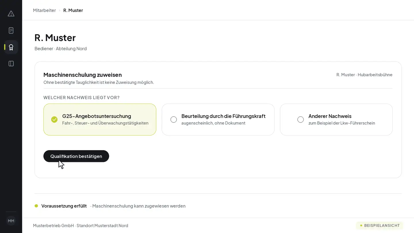 Beispielansicht: die Zuweisung einer Maschinenschulung für einen Mitarbeiter, die mit dem Hinweis „Voraussetzung fehlt“ gesperrt ist. Drei Nachweisarten für die Tauglichkeit stehen nebeneinander zur Wahl: die arbeitsmedizinische G25-Untersuchung, die Beurteilung durch die Führungskraft und ein anderer Nachweis. Die erste wird gewählt und bestätigt, woraufhin der Hinweis verschwindet und unten steht, dass die Maschinenschulung zugewiesen werden kann.