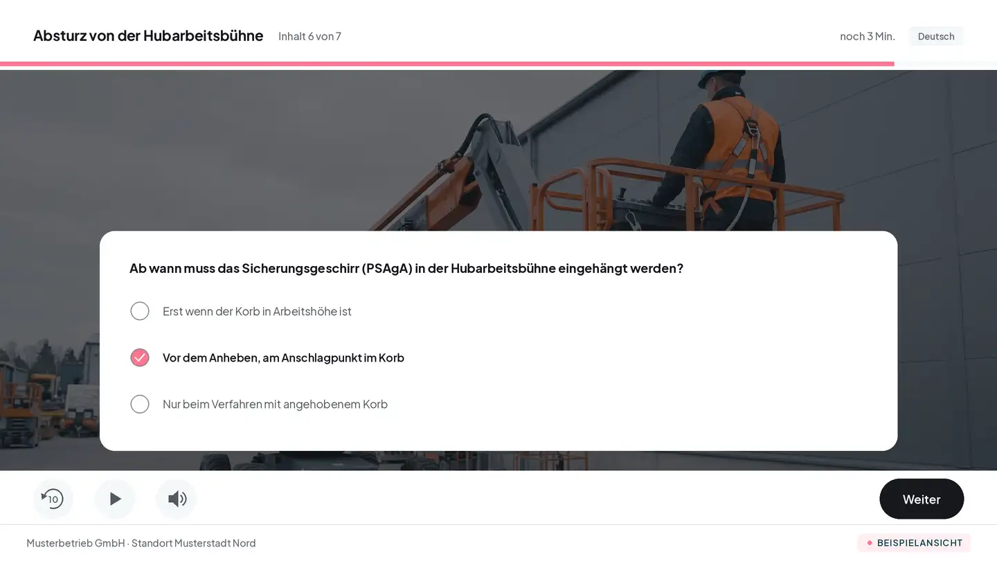 Beispielansicht: Eine Unterweisung läuft am Handy. Von unten fährt eine Verständnisfrage dazu ein, ab wann das Sicherungsgeschirr (PSAgA) in der Hubarbeitsbühne eingehängt werden muss; eine der drei Antworten wird angetippt, danach wird „Weiter“ verfügbar.