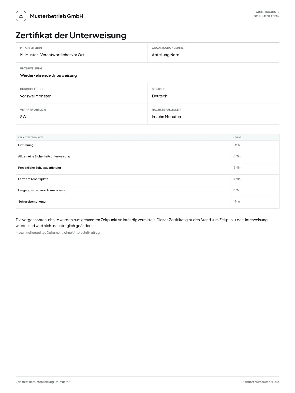 Zertifikat einer abgeschlossenen Unterweisung: im Kopf die Musterbetrieb GmbH, darunter Mitarbeiter, Abteilung, Zeitpunkt der Durchführung, Sprache und Verantwortlicher, dann die sechs vermittelten Inhalte mit ihrer Länge und die Erklärung, dass der Stand zum Zeitpunkt der Unterweisung gilt.