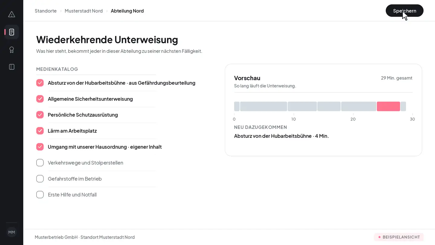 Beispielansicht: die wiederkehrende Unterweisung einer Abteilung. Links der Katalog, in dem vier Themen bereits gewählt sind, rechts die Zusammenstellung als Zeitleiste. „Absturz von der Hubarbeitsbühne“ wird angehakt, ein Thema aus der freigegebenen Gefährdungsbeurteilung; rechts wächst die Leiste um vier Minuten von 25 auf 29 und wird gespeichert.